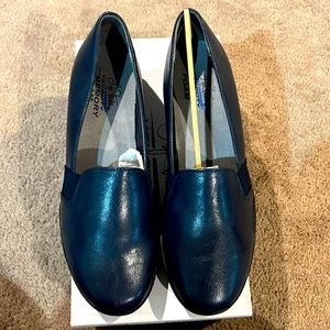 Life Stride Velocity with Memory Foam Isabelle Dress Shoe in Navy